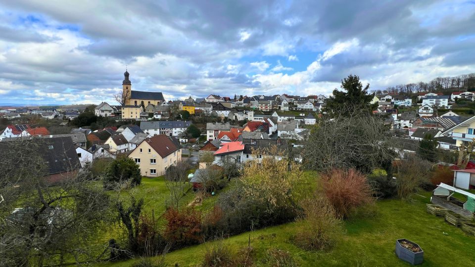 Einzigartige Chance: 2-Familienhaus mit Ausbaupotenzial im Keller und 1 x Baugrundstück im Paket in Selters