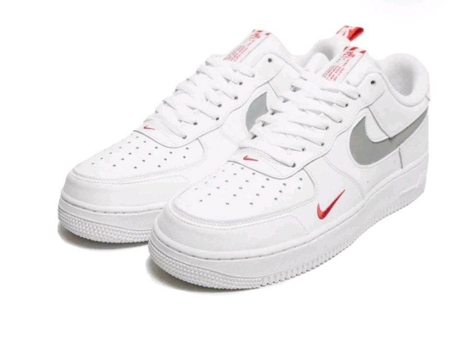 Nike Air Force 1 Low White Red Mini Swoosh Gr. 42.5 in Berlin