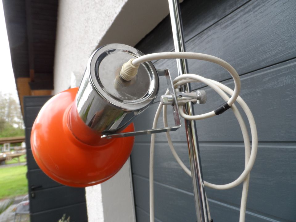 70er Jahre Stehlampe Chrom Orange Spot Vintage in Tüßling