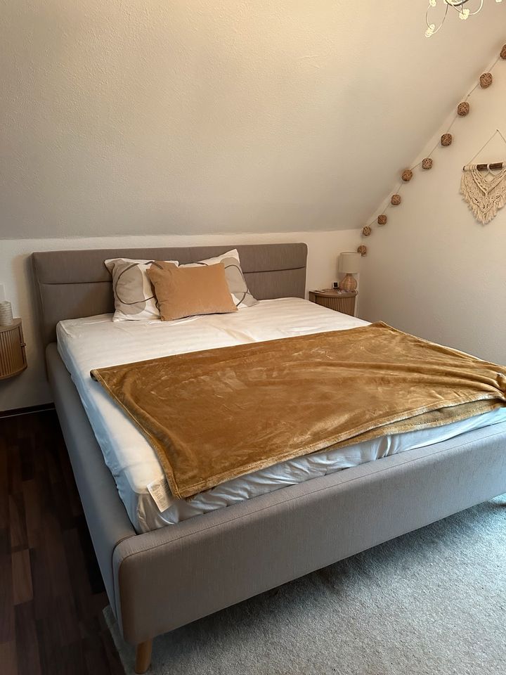 Neuwertiges Polsterbett beige 180x200cm mit Bettkästen, NP 950€ in Wülfrath