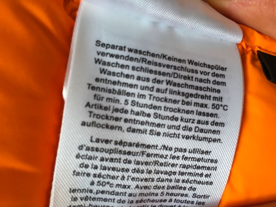 Peak Performance Daunen Jacke Signalfarbe in Roßdorf