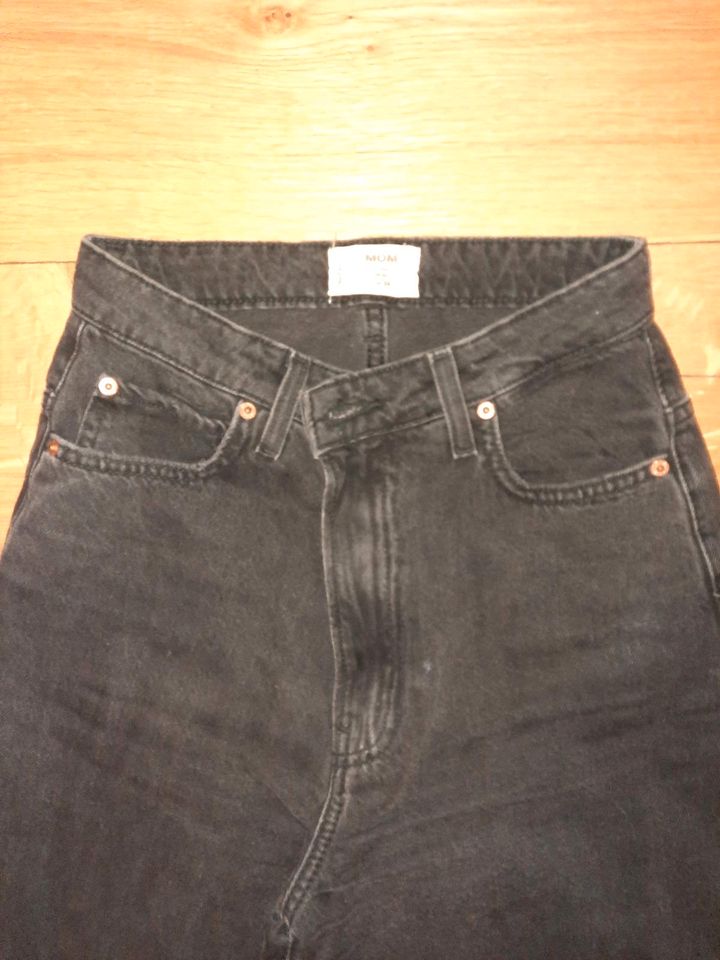 H&M und Mom Jeans schwarz high waist Größe 34 und 36 in Goldkronach