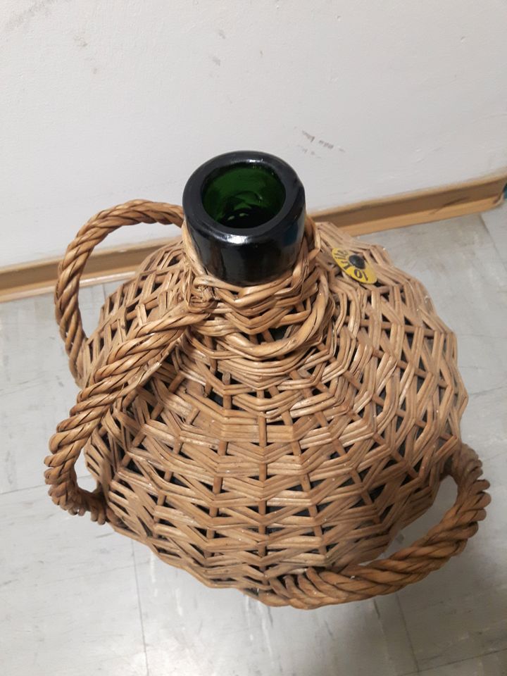 Wasserballon / Weinballon Behälter 10 Liter im Weidekorb in Veitshöchheim