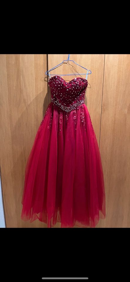 Traumhaftes, dunkelrotes Ballkleid in Hannover