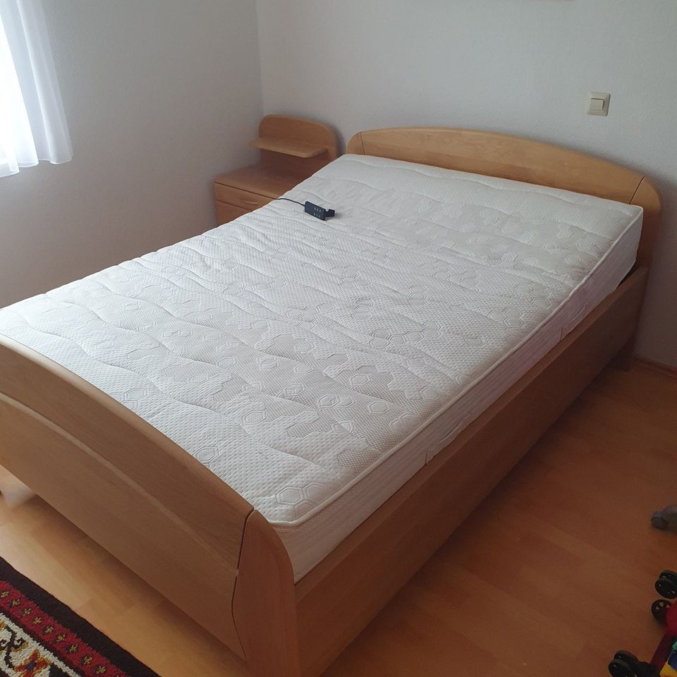 Bett mit elektr. Lattenrost 140x200cm + Matratze + Nachttisch in Langenbrettach