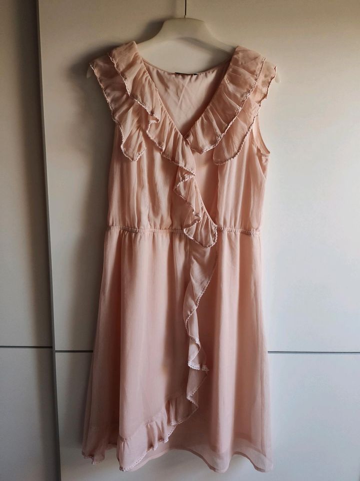 Süßer Sommerkleid mit Rüschen in Apricot gr. 40 in Neumarkt-Sankt Veit