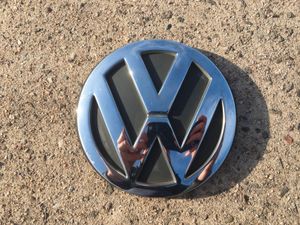 Volkswagen 1J0853601A041 VW Zeichen Emblem schwarz Logo Kühlergrill vorn,  nur für Golf 4 (Typ 1J) : : Auto & Motorrad