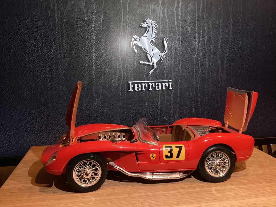 Ferrari  250 Testa Rossa 1957 Modellauto (1:18) der Marke burango in Bamberg