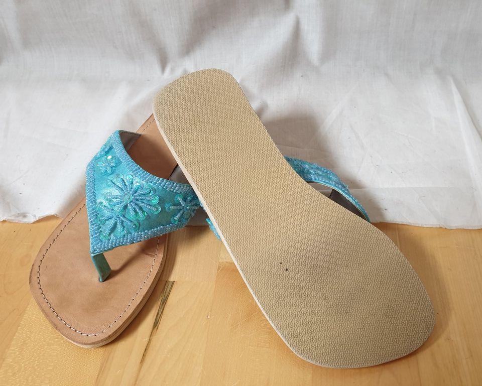 Flip-Flops aus Leder / Satin türkis Perlen Pailletten Gr. 37 in Großostheim