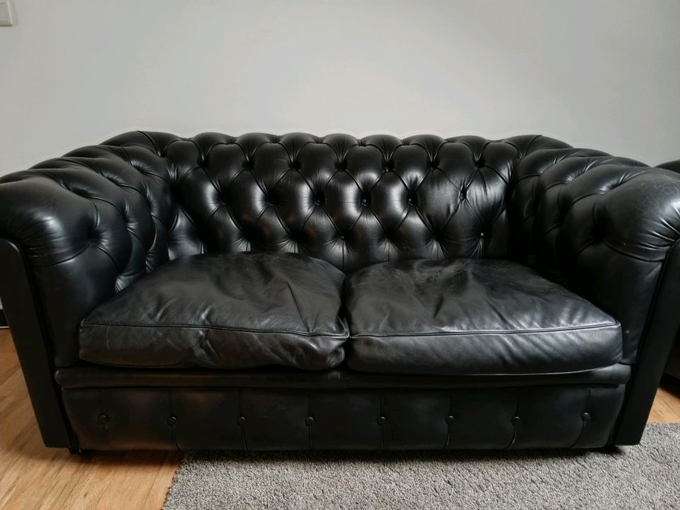 Chesterfield 2-Sitzer Sofa/Couch + Sessel schwarz Echtleder in Bielefeld
