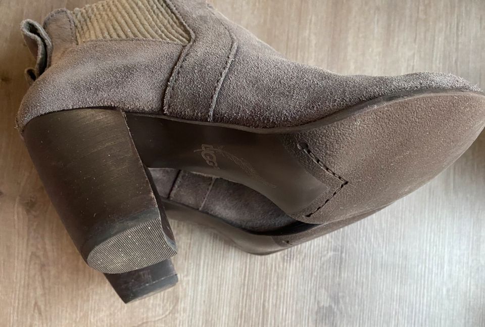 UGG Leder Ancle Boots 39 wie neu Stiefeletten taupe in Neu-Anspach