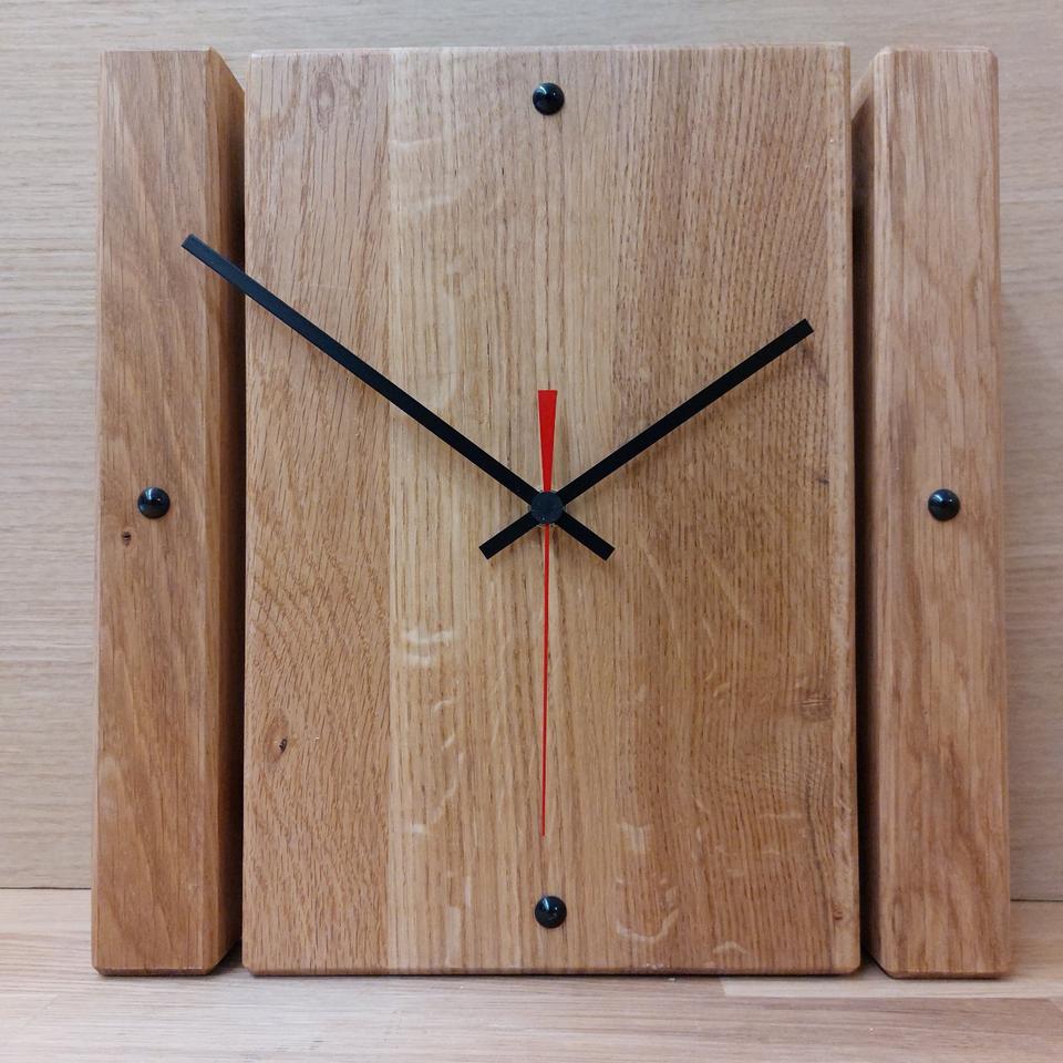 Wanduhr/Tischuhr aus Holz, 30x29x4 [cm], Eiche massiv, modern in Gersheim