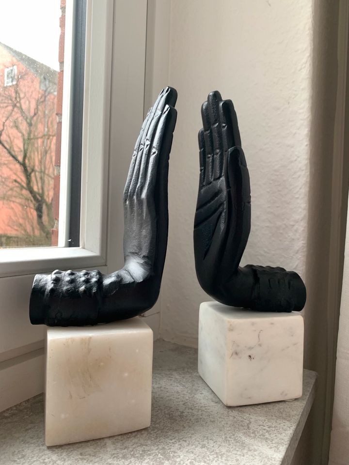 Buchstützen / Deko Hand-Figur in Lübeck