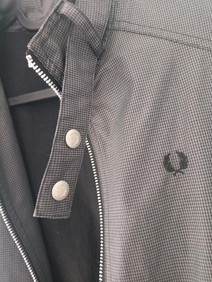 Neu Fred Perry Damen Jacke grau Gr. 36 in Düsseldorf