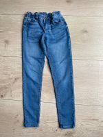 Jeans, leicht stretchig, Gr. 158 mit kleinem Loch Nordrhein-Westfalen - Lohmar Vorschau