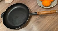 Le Creuset Signature Pfanne 28 cm matt-schwarz Gusseisen Holz Schleswig-Holstein - Kaltenkirchen Vorschau