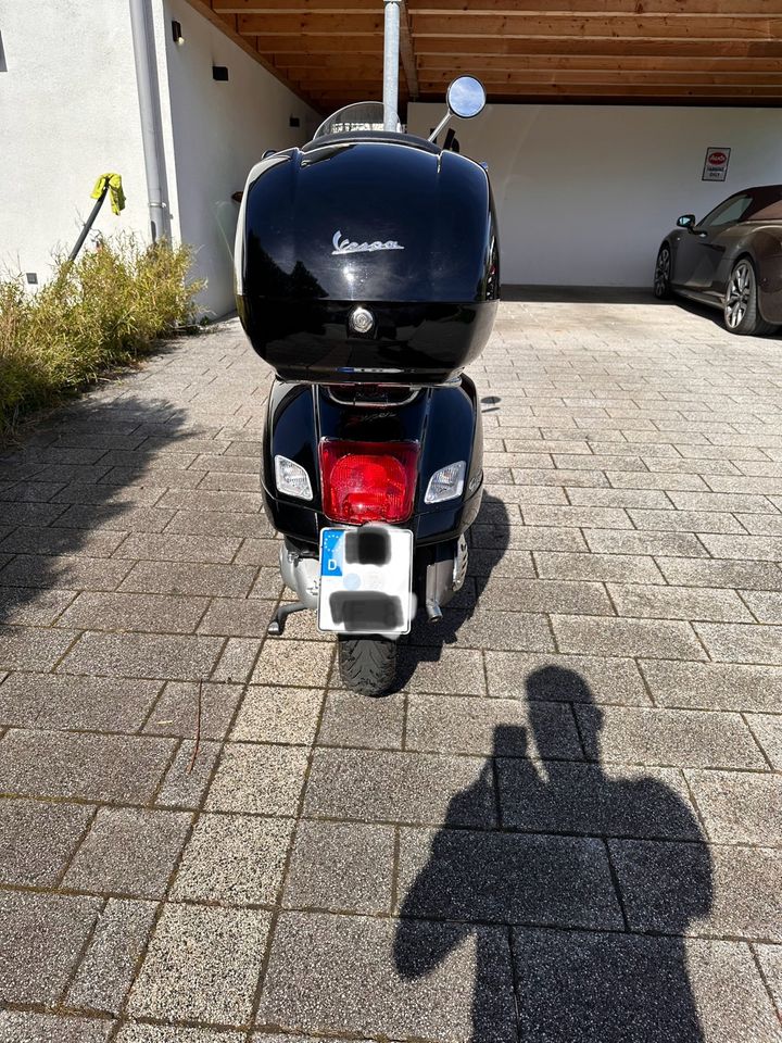 Vespa GTS 300 ABS schwarz mit Koffer in Surberg