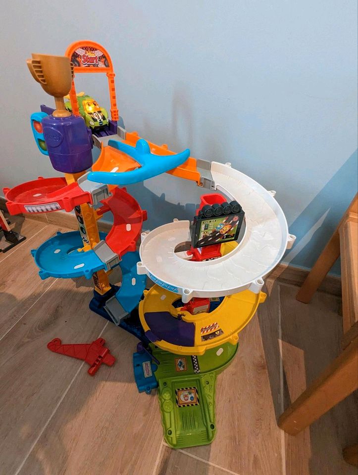 Tut tut Baby Flitzer Turboturm V-Tech Rennstrecke in Rastede