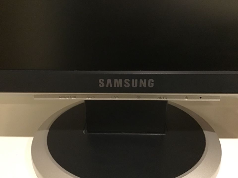 Samsung Monitor SyncMaster 730BF, 17 Zoll in Wiesbaden