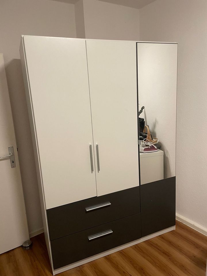 Kleiderschrank mit 3Türen (möglich Lieferung und Aufbau) in Düsseldorf