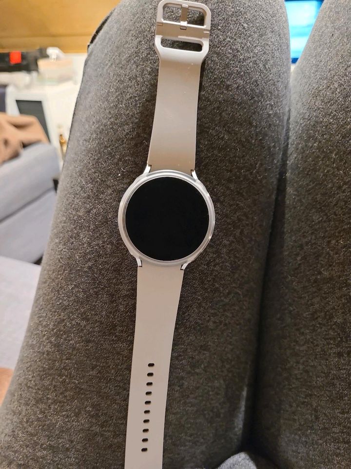 Samsung Galaxy Watch 4 44mm in Wiesbaden