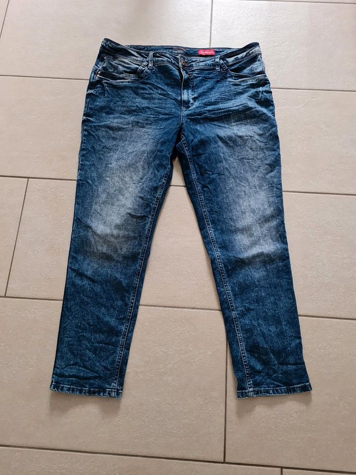 Jeans/ Tapered fit Jeans inkl Versand in Leopoldshöhe