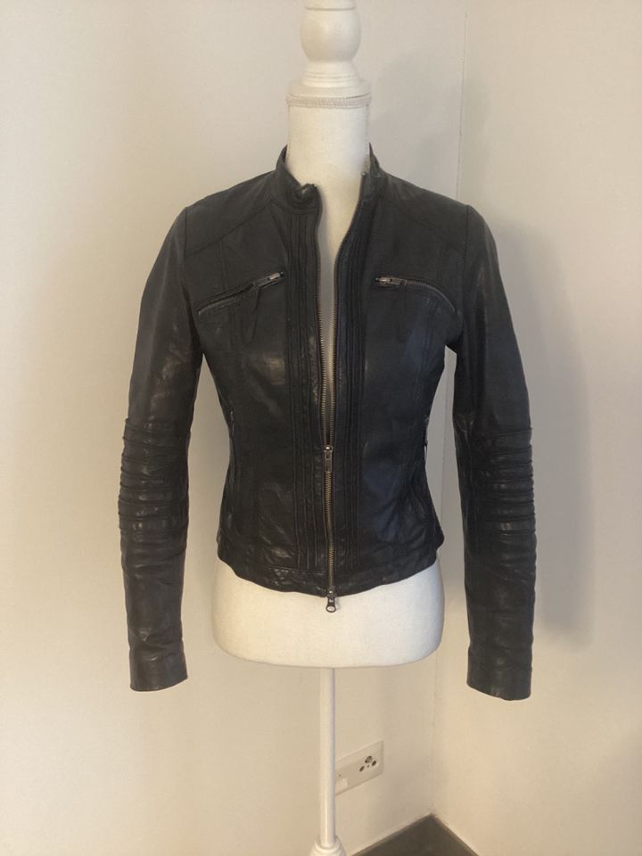 Pepe Jeans Lederjacke Bikerjacke Gr. 34 / XS schwanz *neuwertig* in Besigheim