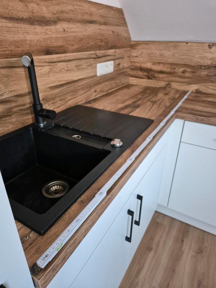 Neuwertige Einbauküche mit hochwertigen Geräten - Top Zustand in Uplengen