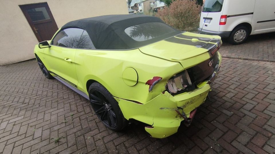 Ford Mustang GT Convertible Cabrio Unfall in Brotterode