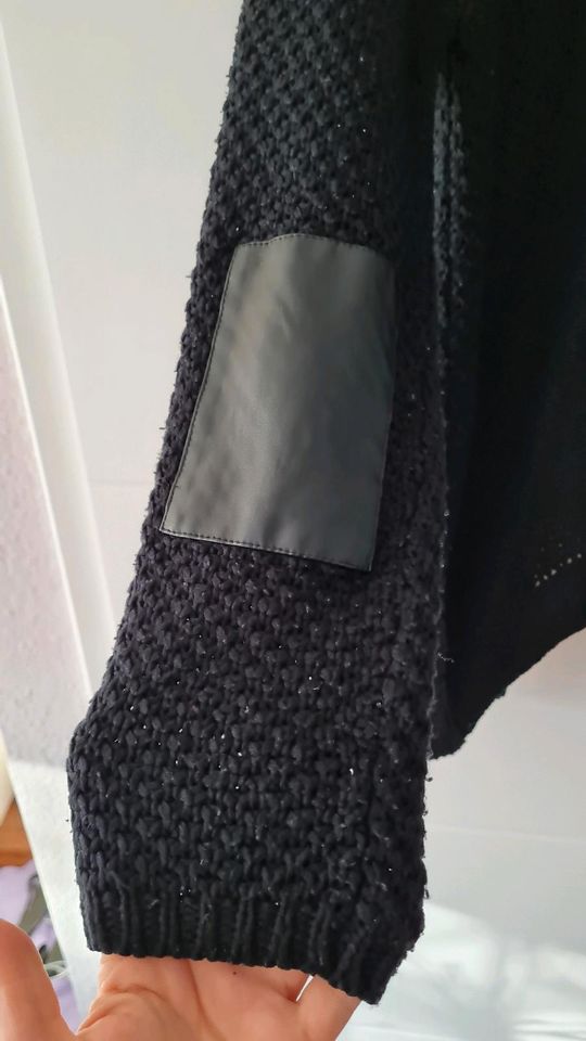 Cardigan Strickjacke 44 / 46 schwarz Grobstrick Leder Ellenbogen in Sankt Augustin