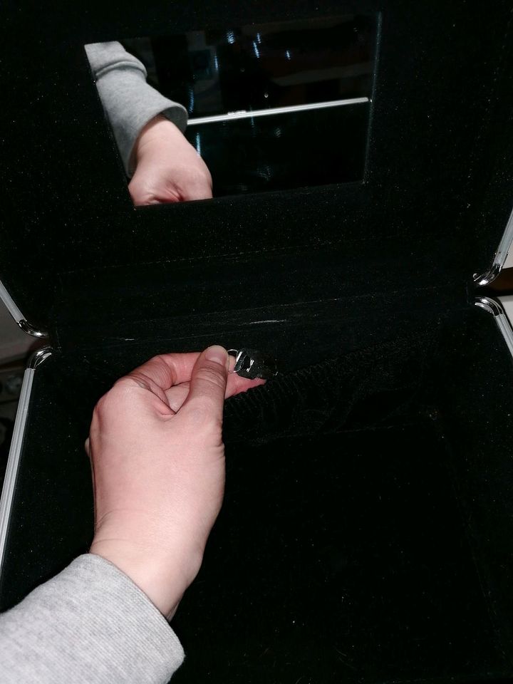 Schöne Schmuckbox in Metalloptik mit Schlüssel in Hannover