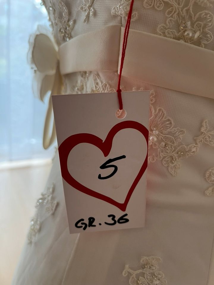 Brautkleid Hochzeitskleid neu mit Etikett Gr.36 in Steinau an der Straße