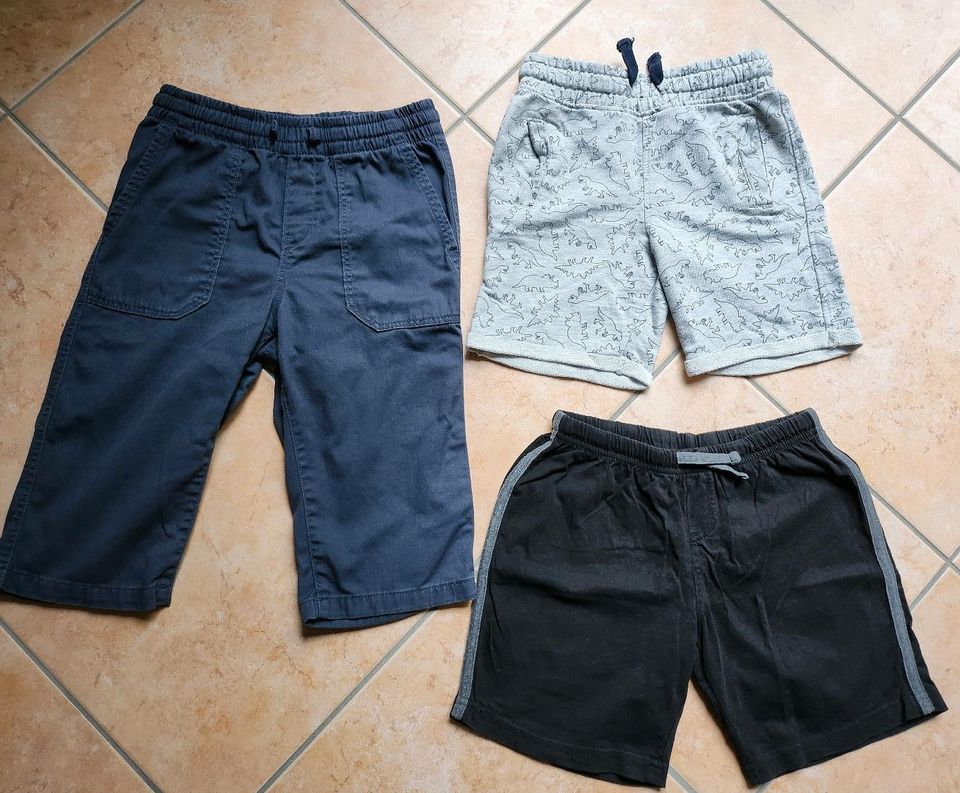 Paket drei Shorts / kurze Hosen Gr. 122 / 128 in Zeuthen