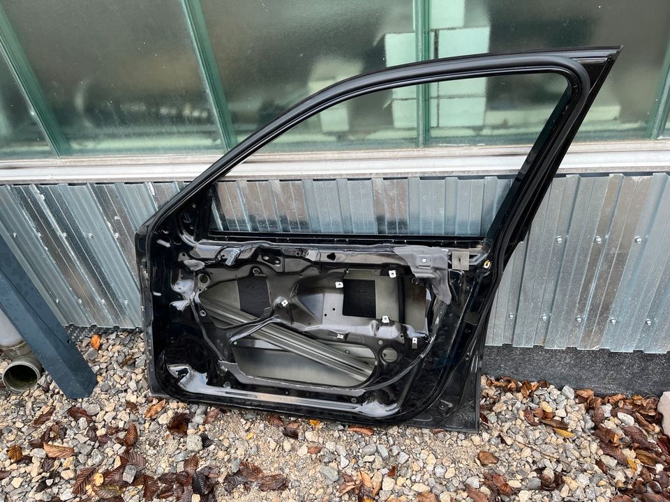 Tür VR BMW 3er E46 Kombi Facelift Farbe Schwarz in Schnelldorf