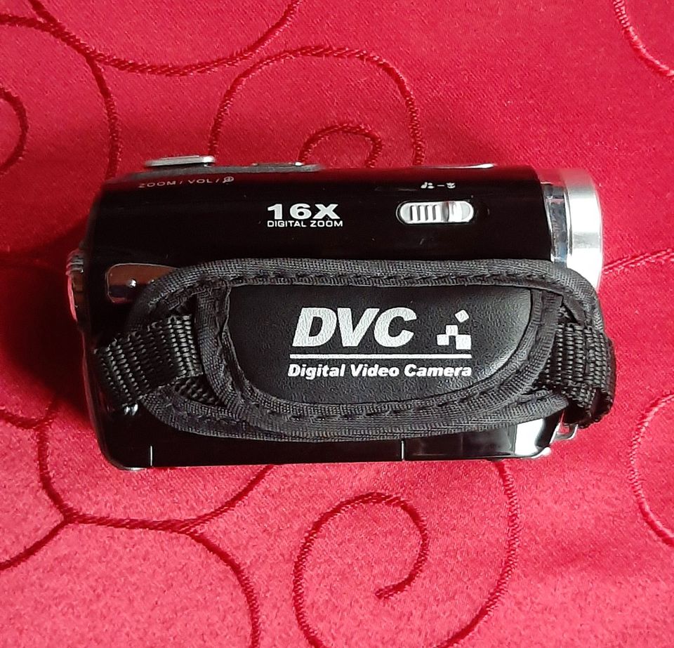 Digital Video Camera Recorder HD 20 M. Pixel + gratis Speicherkar in Immenhausen