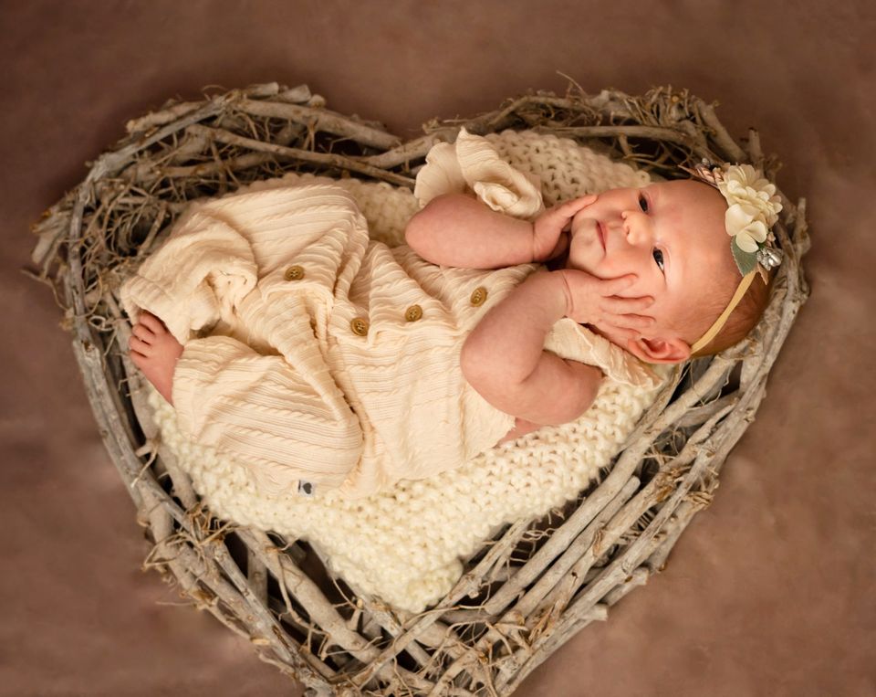 Newborn Fotoshooting  Fotos Fotograf Baby Neugeborene Babybauch in Mittelangeln