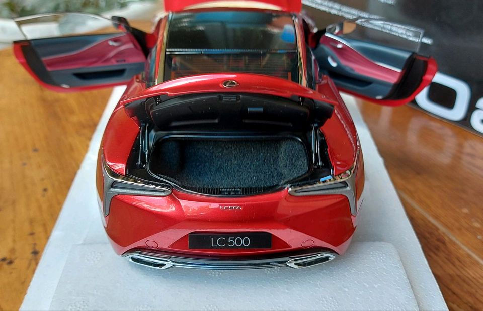 1:18 Lexus LC500 Metallic Red Dark Rose Interior AUTOart ovp in Berlin