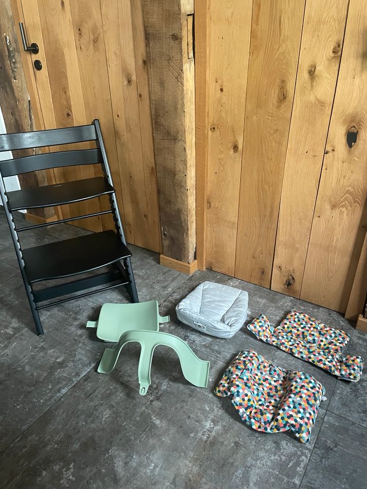 Stokke Tripp Trapp Kinderstuhl mit Zubehör in Bad Iburg