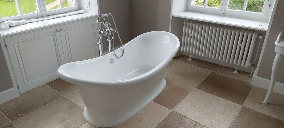 Hochwertige Badewanne mit Armatur "victoria + albert" in Vettweiß