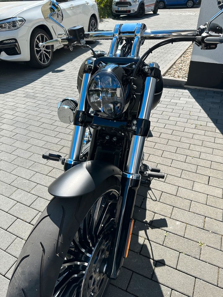 Harley Davidson Breakout 117  2023 Black Demin + Umbauten in Frankfurt am Main