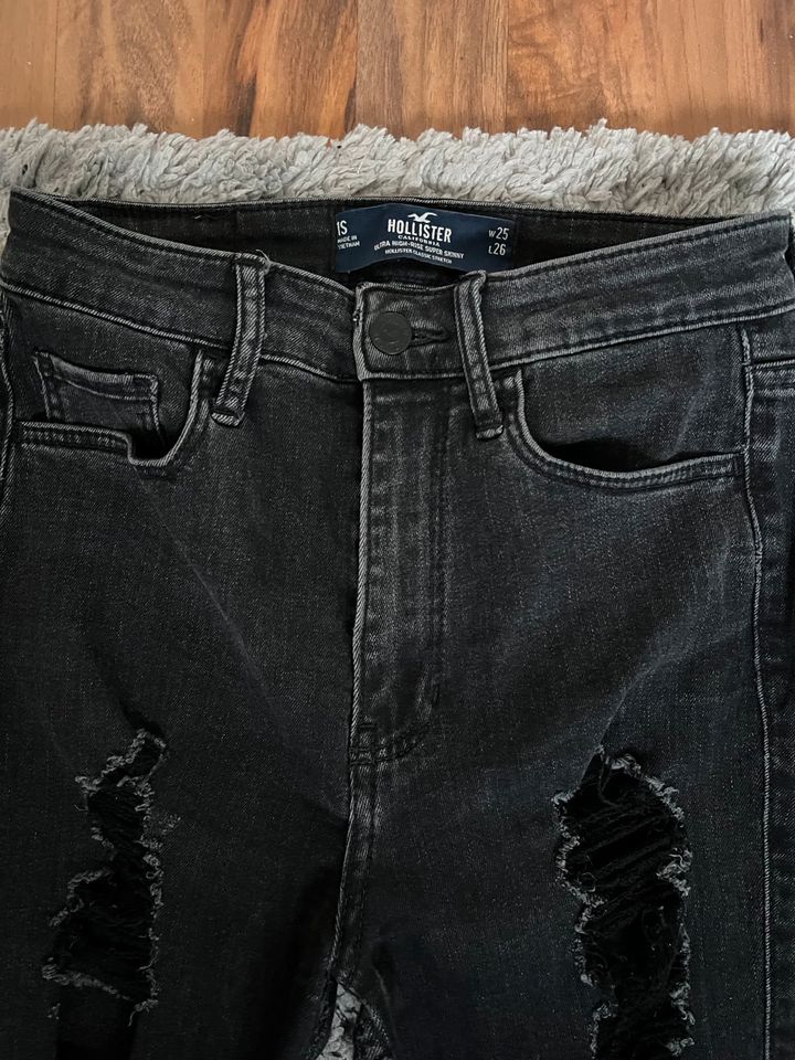 Hollister Jeans Schwarz Ripped (W25/L26) in Steinbach