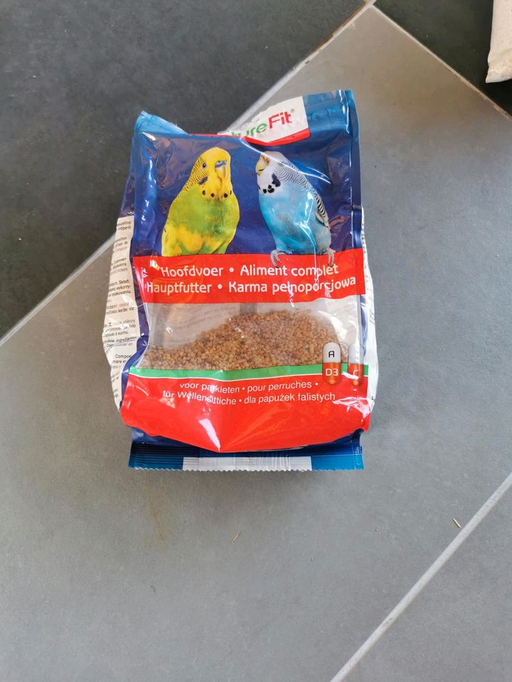 Vogelkäfig mit Futter und Sand in Münsingen