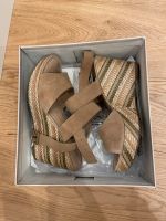 Varese Sandalen mit Keilabsatz Absatz selten getragen Freiburg im Breisgau - Wiehre Vorschau