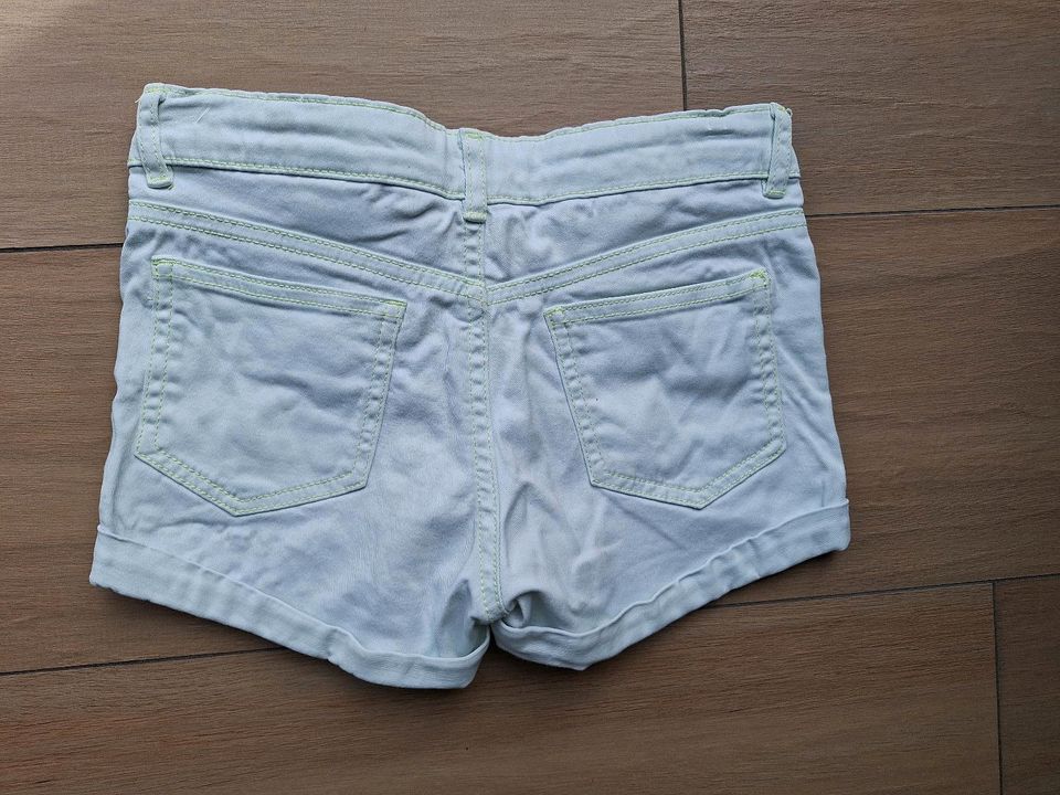 Gr. 134 H&M Jeans Shorts Lindgrün in Schwerte