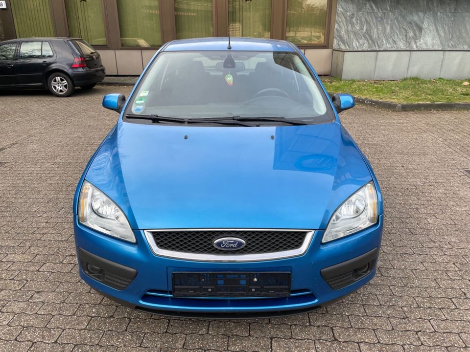 Ford Focus Lim. Ghia in Duisburg