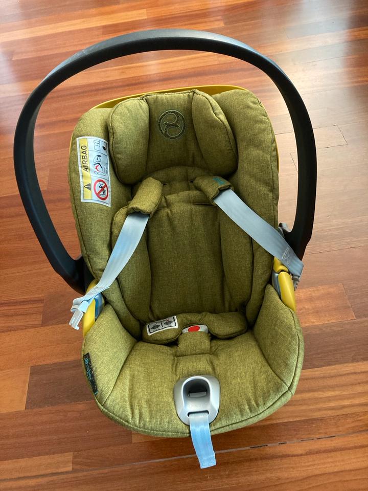 Babyschale Cybex Cloud Z i-Size Plus + Basisstation in Hamburg