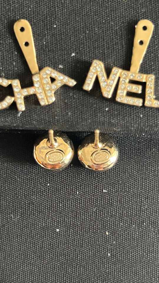 CHANEL CHA NEL Logo Ohrringe mit CC Logo Pearlen in Berlin