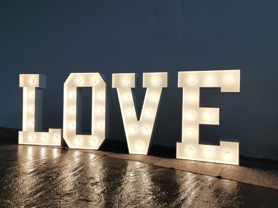 NEU - XXL LED Leuchtbuchstaben "LOVE" 1,20m Perfekt für Hochzeit in Großholbach