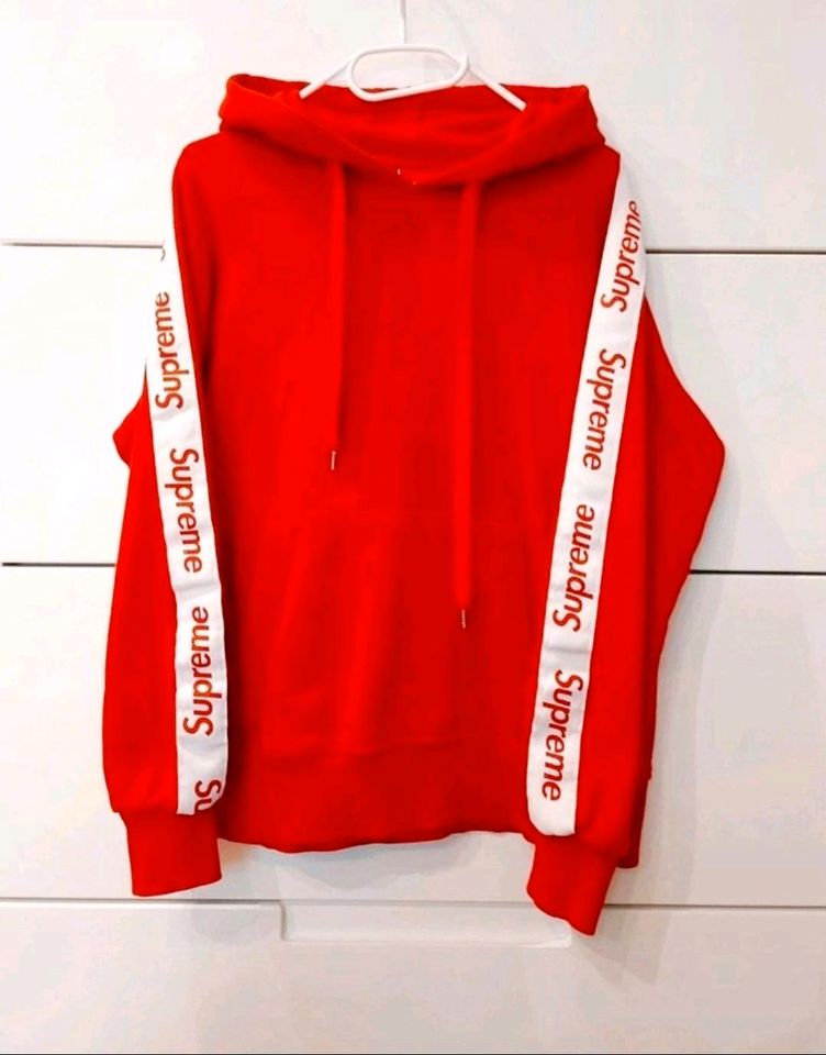 Orignaler Supreme Hoddie rot Gr. M in Bergfelde