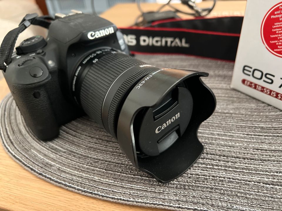 EOS 700D Spiegelreflexkamera mit Zubehör und 16GB Karte in Augsburg